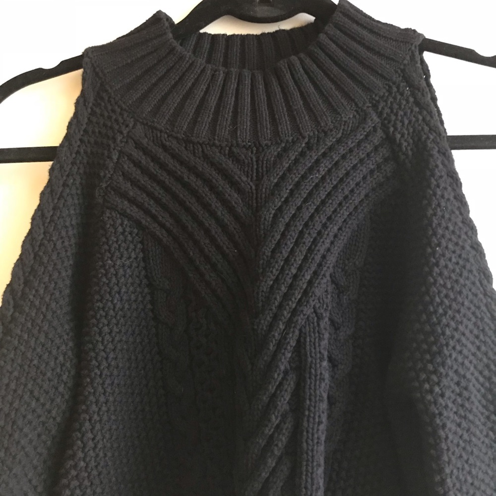 Article Open-Shoulder Cropped Sweater - Picture 2 of 8